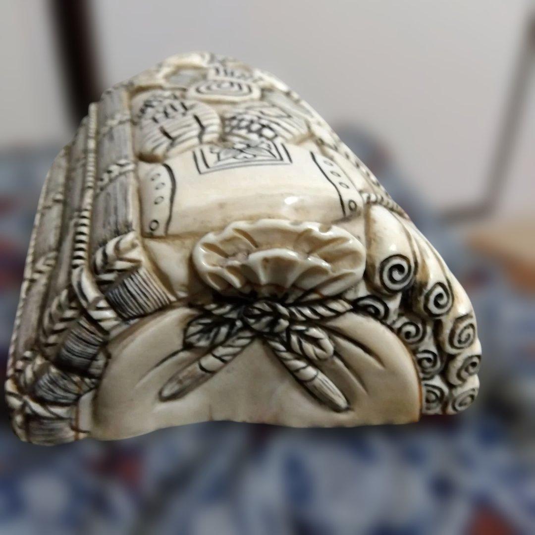 【ナリトラです】縁起置物　宝尽し図　書道の腕枕？　座布団付き