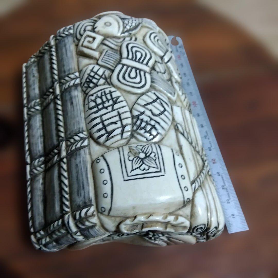 【ナリトラです】縁起置物　宝尽し図　書道の腕枕？　座布団付き