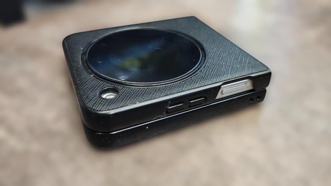 Libero Flip A304ZT　ワイモバイル版（ブラックカバー付）