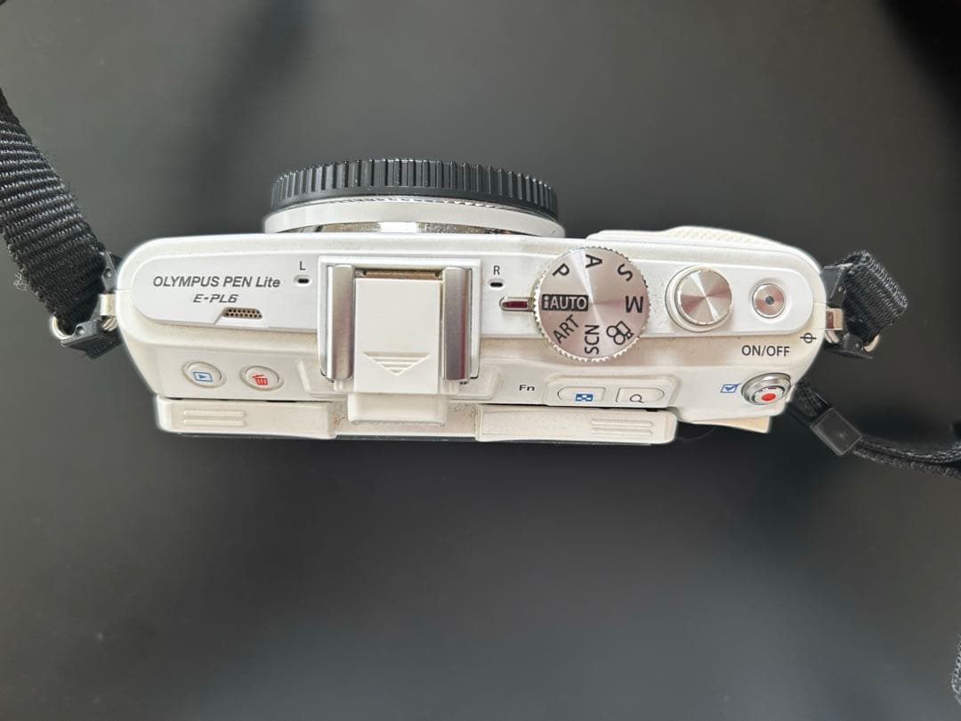 『美品』OLYMPUS ミラーレス一眼カメラ ホワイト 14-42mmレンズ付き