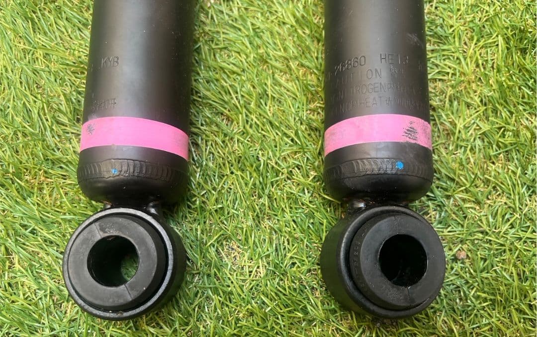 200系ハイエース純正ショックアブソーバー 新車外し