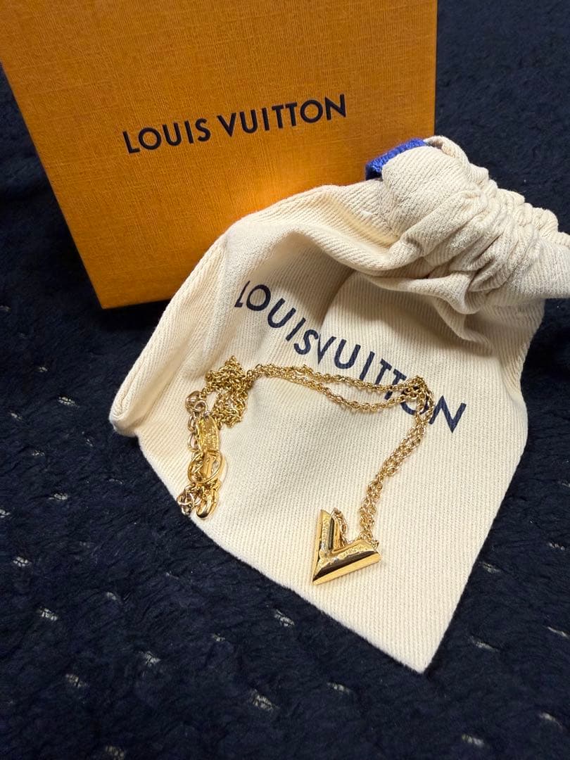 LOUIS VUITTON V字型ペンダント ネックレス