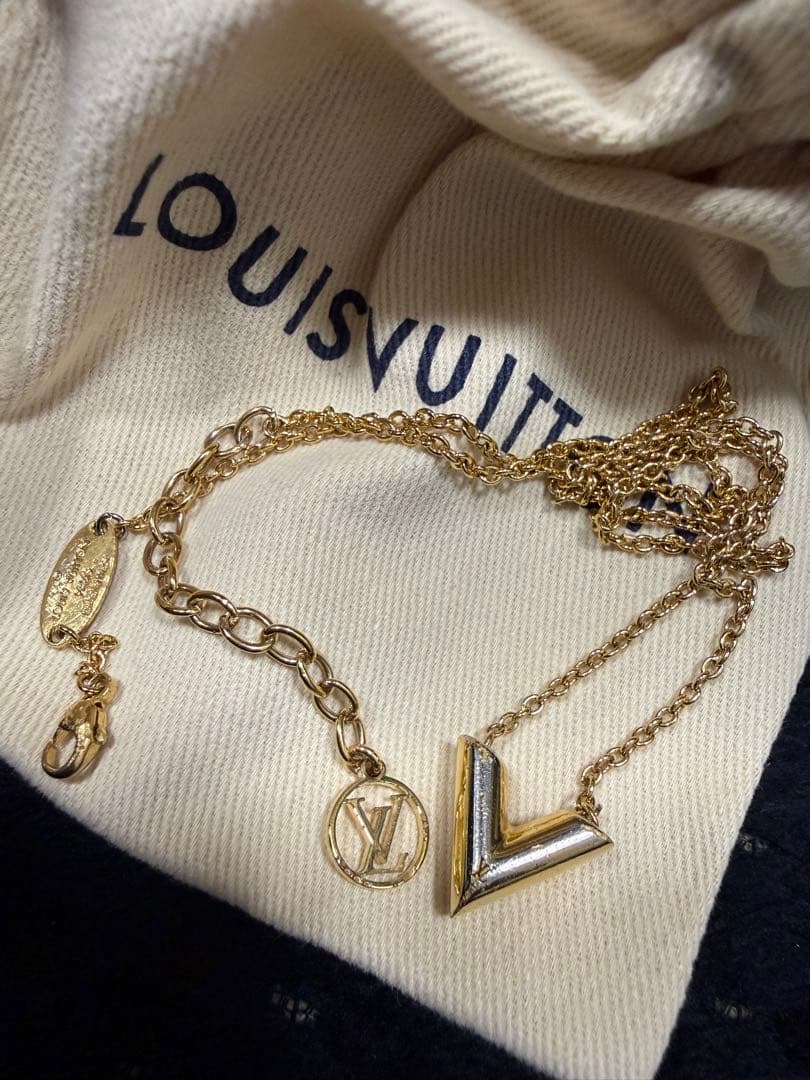 LOUIS VUITTON V字型ペンダント ネックレス