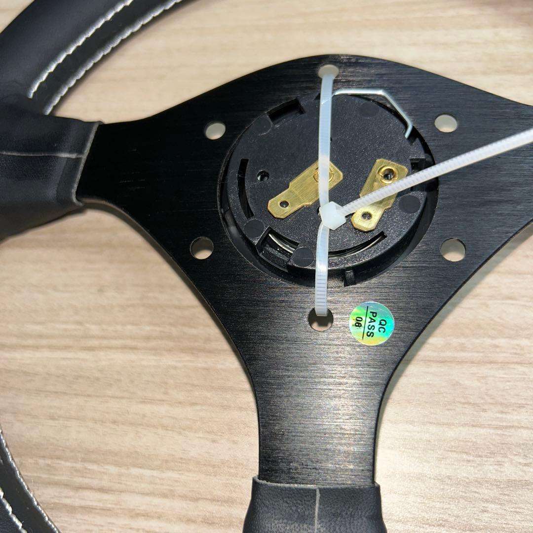 28パイ ブラック 3スポーク ステアリングホイール