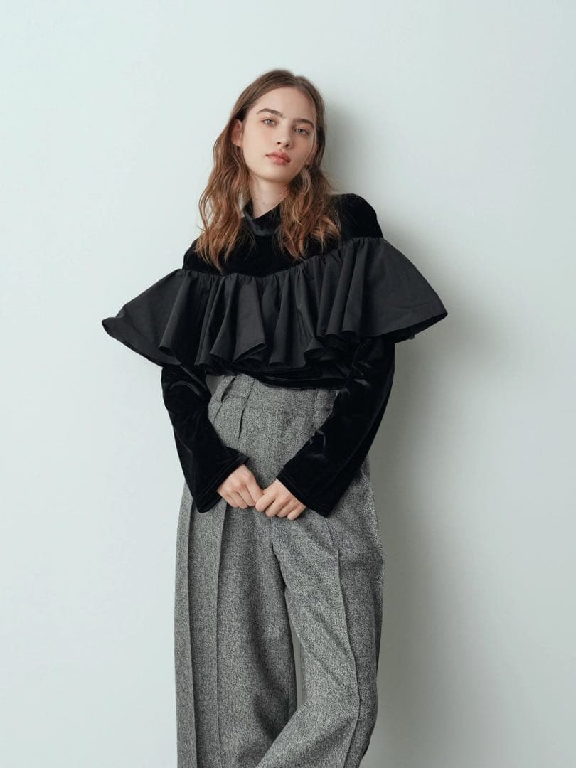 新品 cygne シーニュ ベロアフロントフリルトップス Angeli ブラック