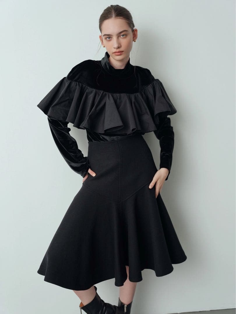 新品 cygne シーニュ ベロアフロントフリルトップス Angeli ブラック