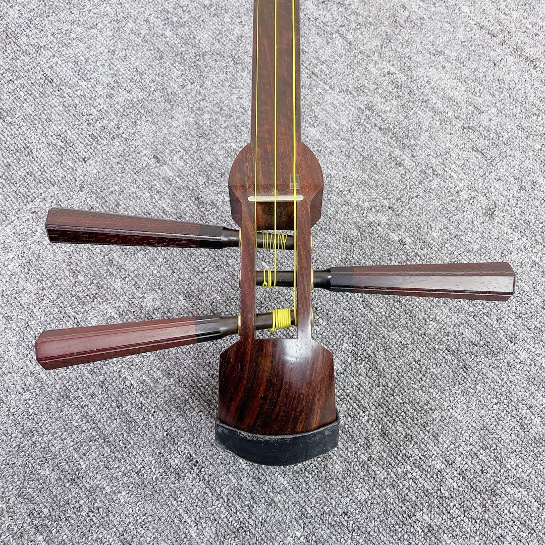 中棹 三味線 虎トチ紅木 子持ち綾杉胴 二本溝 金細 K9 紅木糸巻き 和楽器