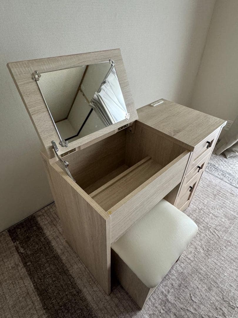 特別最終お値下げ中　佐藤産業　ドレッサー 椅子付き完成品