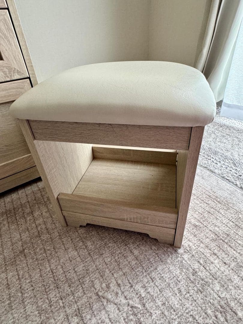 特別最終お値下げ中　佐藤産業　ドレッサー 椅子付き完成品