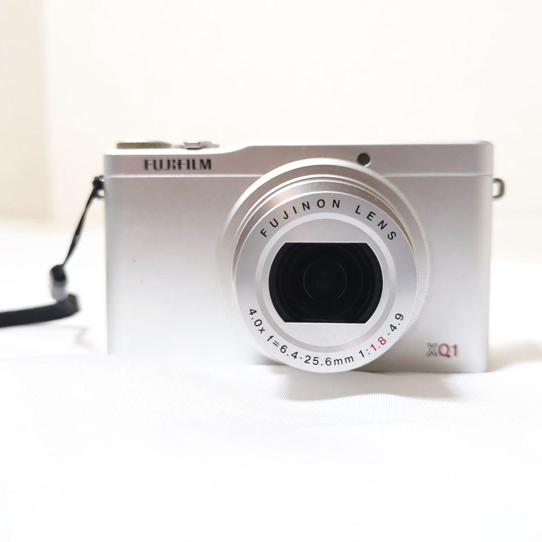 FUJIFILM XQ1 シルバー コンパクトデジタルカメラ