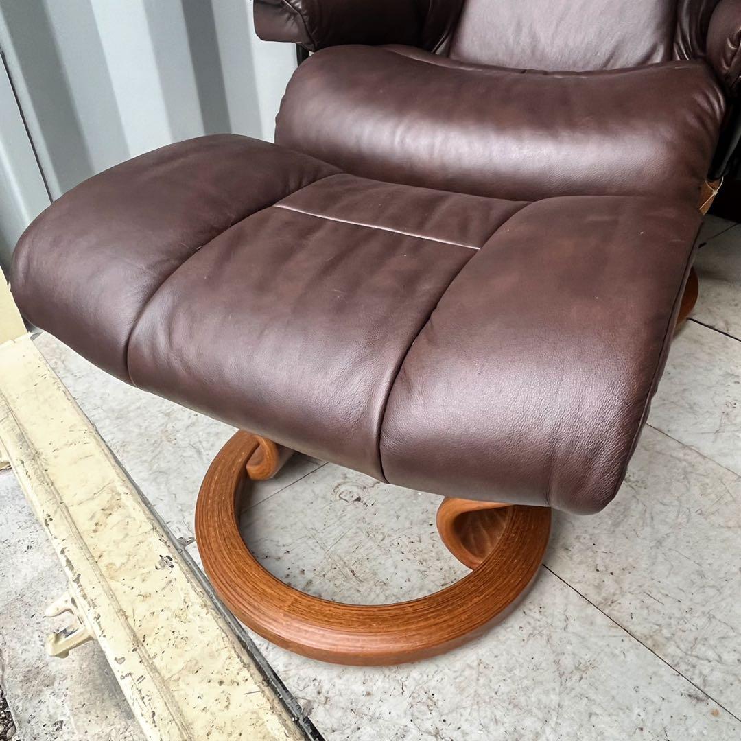 取付無料！エコーネス ストレスレス レノ 本革テーブル付きチェア・オットマン✨