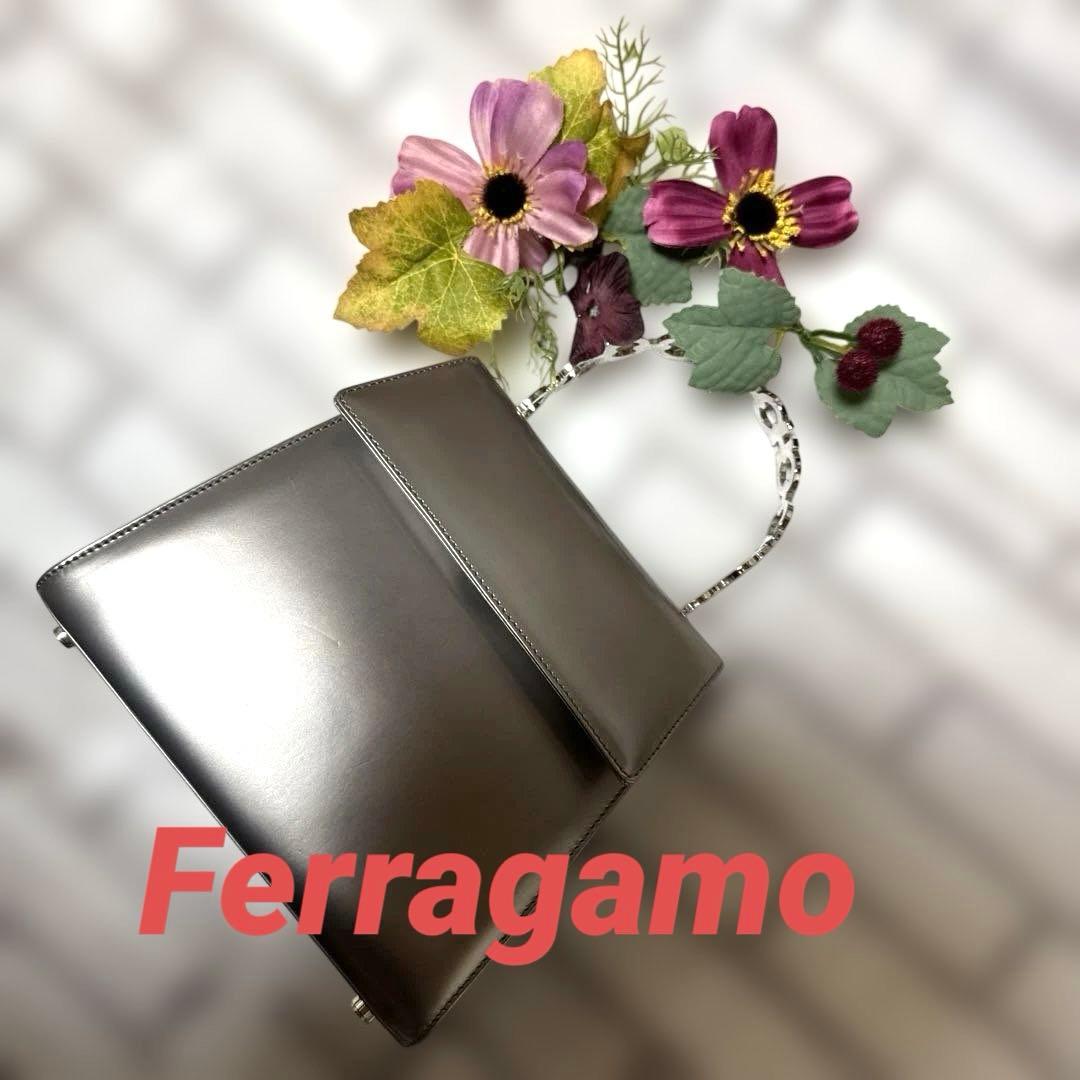 フェラガモ　￼シルバー　￼ミニバッグ