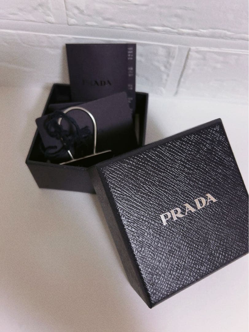 プラダ　PRADA キーホルダー　キーリング　三角ロゴ　未使用品