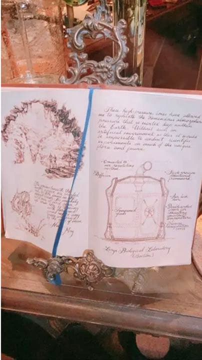 輸入品　ディズニーシー　センターオブジアース　ブックスタンド　同種