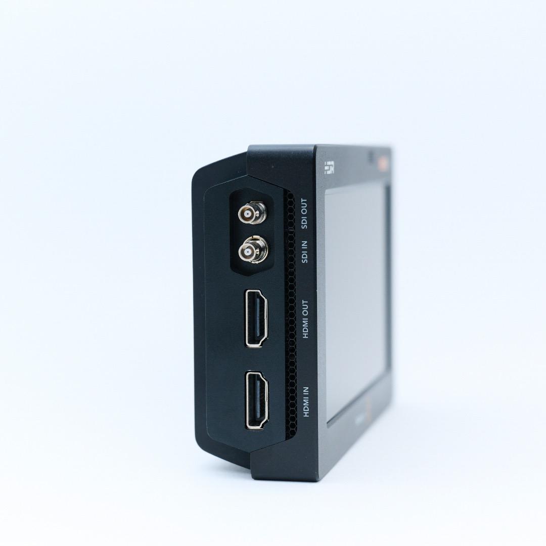 Blackmagic Video Assist 5” 12G HDR ケージ付