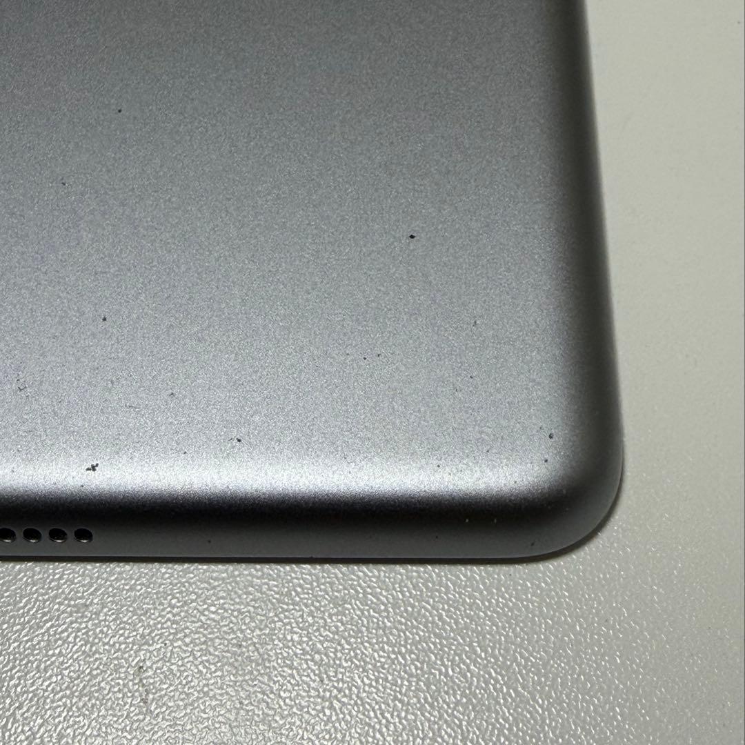iPad (第6世代) 9.7インチ 128GB シルバー 本体　保護フィルム付