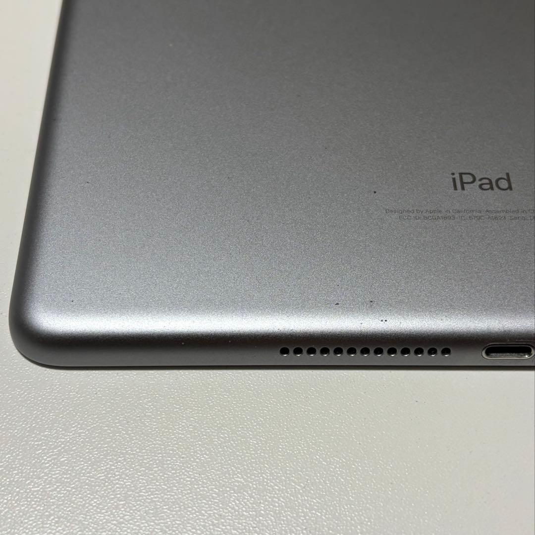 iPad (第6世代) 9.7インチ 128GB シルバー 本体　保護フィルム付