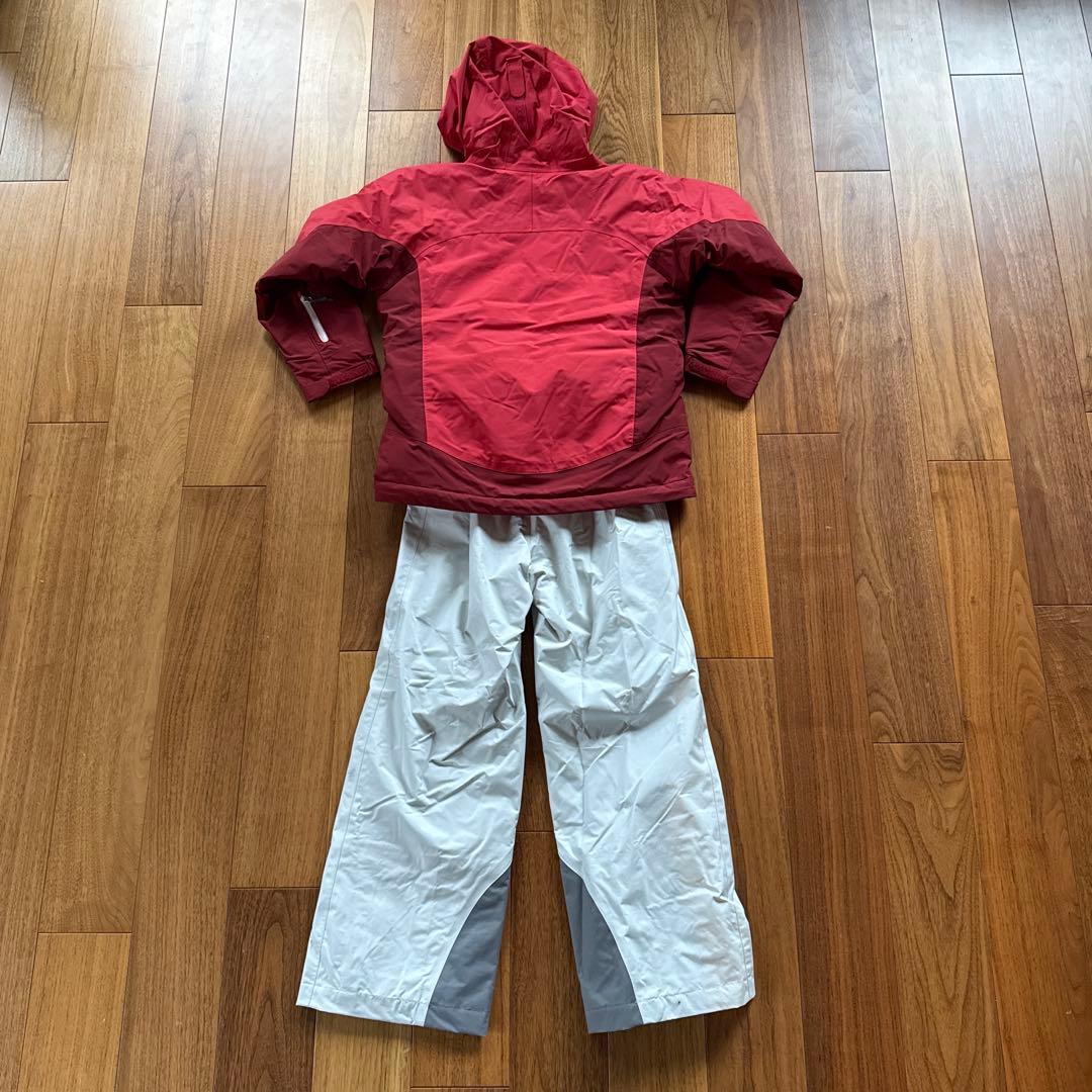 赤いフード付きジャケットとスノーパンツセット