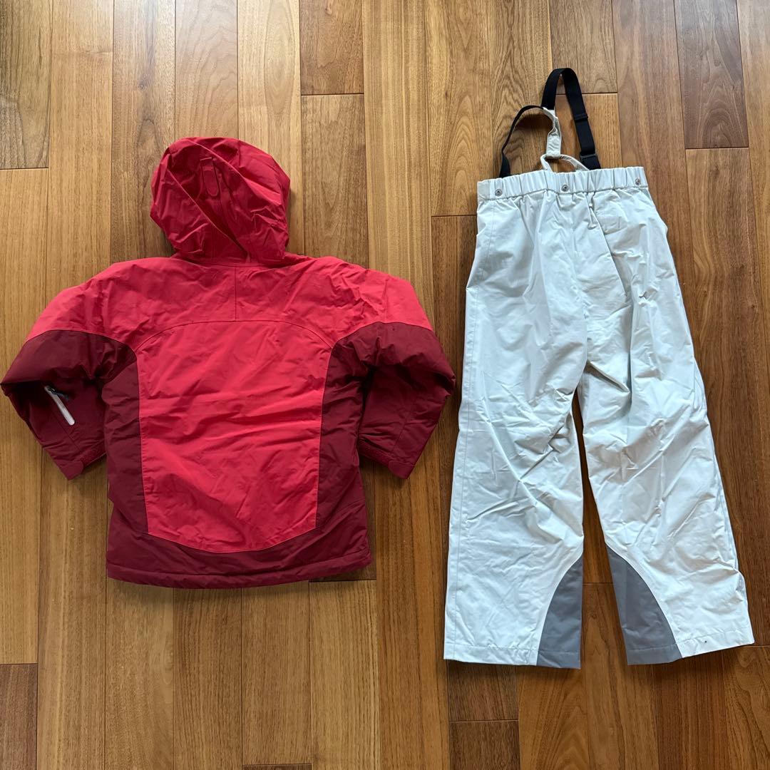 赤いフード付きジャケットとスノーパンツセット