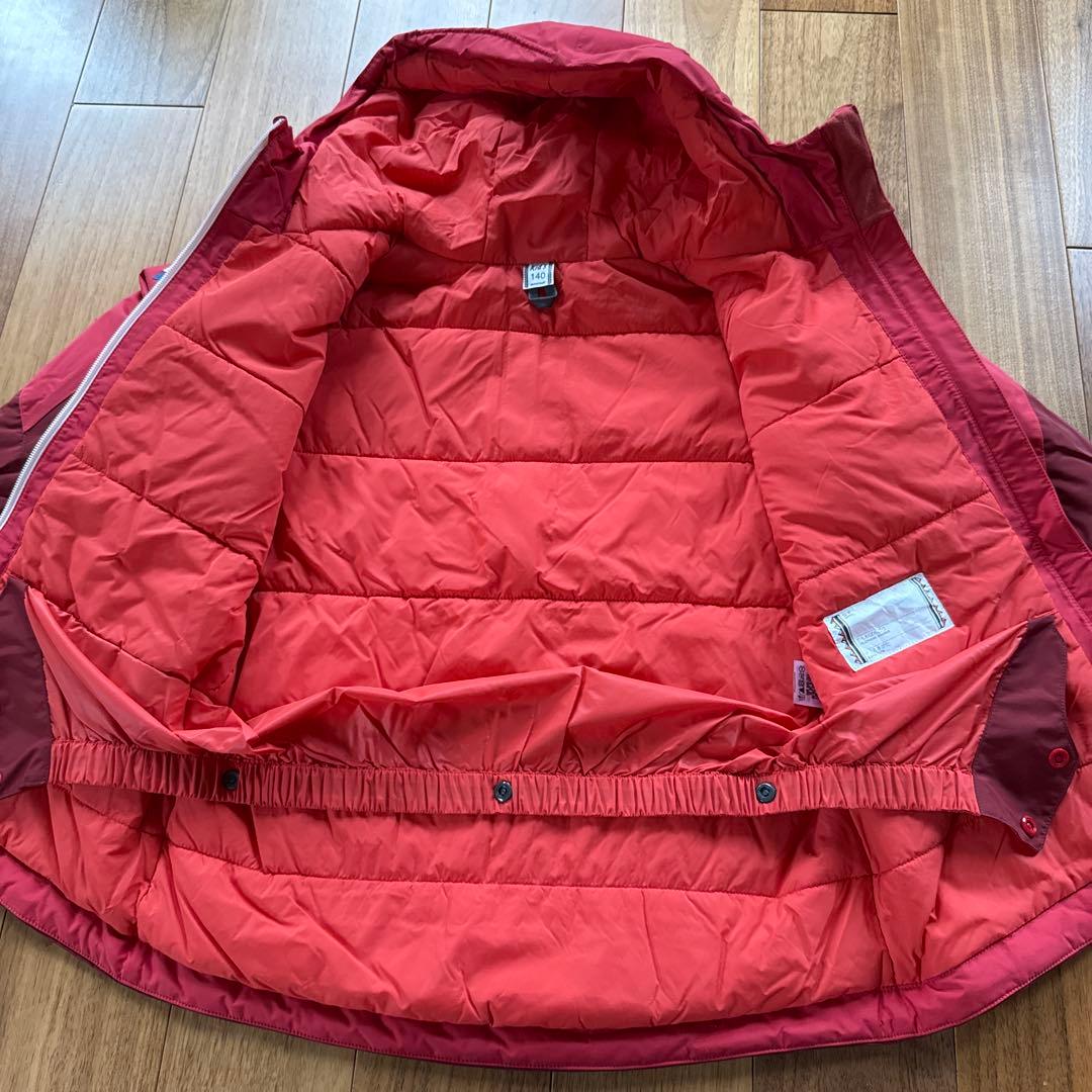 赤いフード付きジャケットとスノーパンツセット