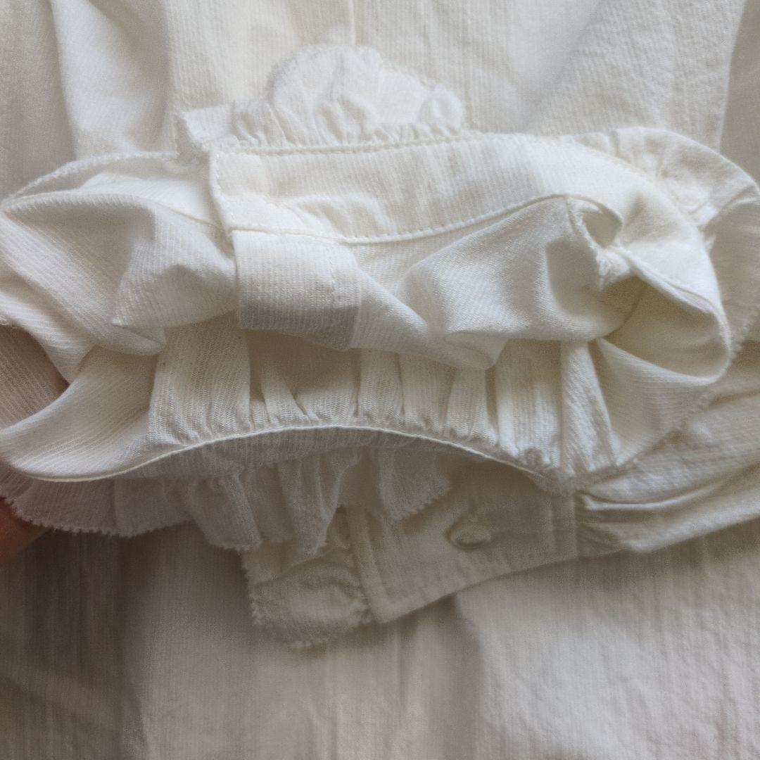 美品✨️BEARDSLEYビアズリー上品大人可愛い24SSフリル衿ブラウス♪