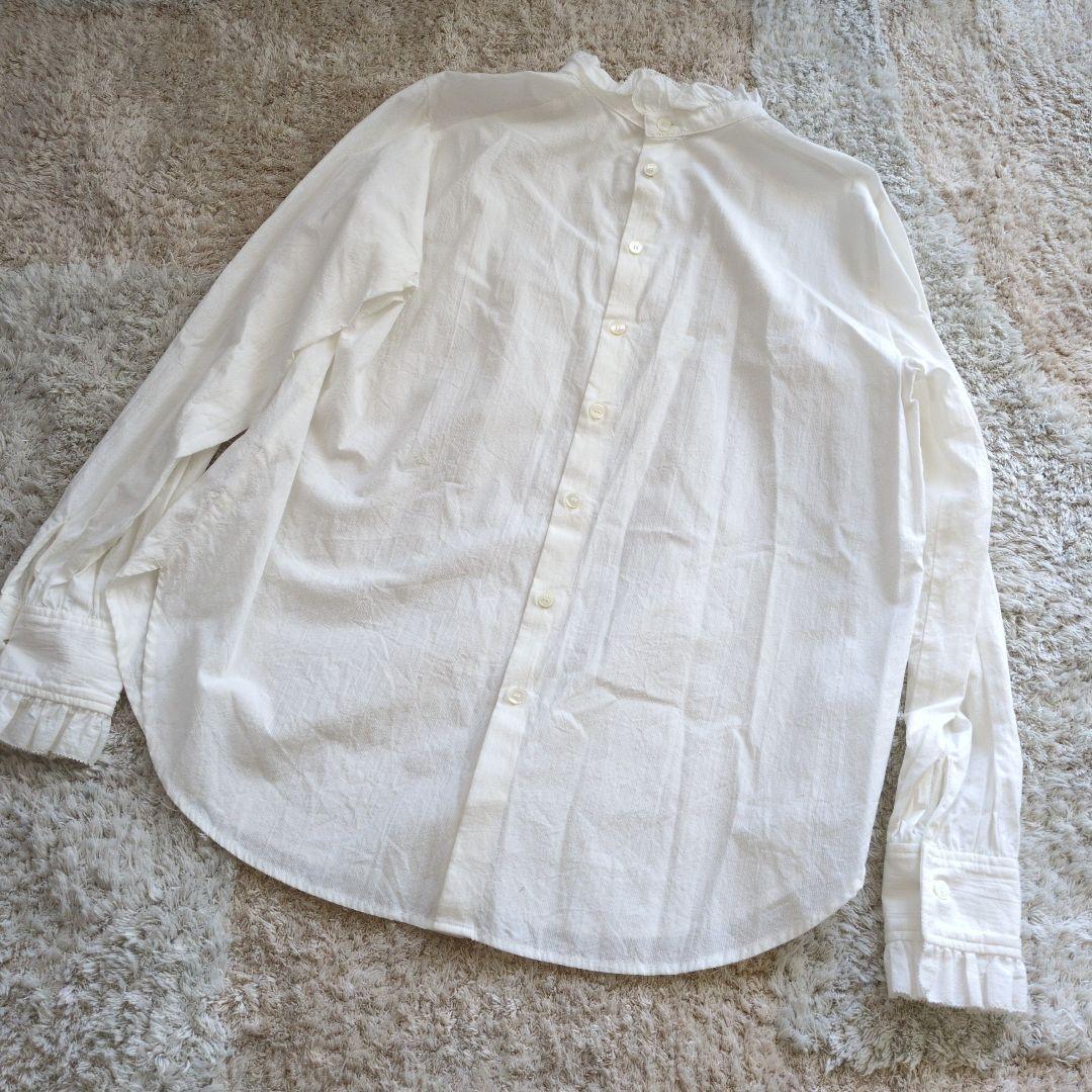 美品✨️BEARDSLEYビアズリー上品大人可愛い24SSフリル衿ブラウス♪