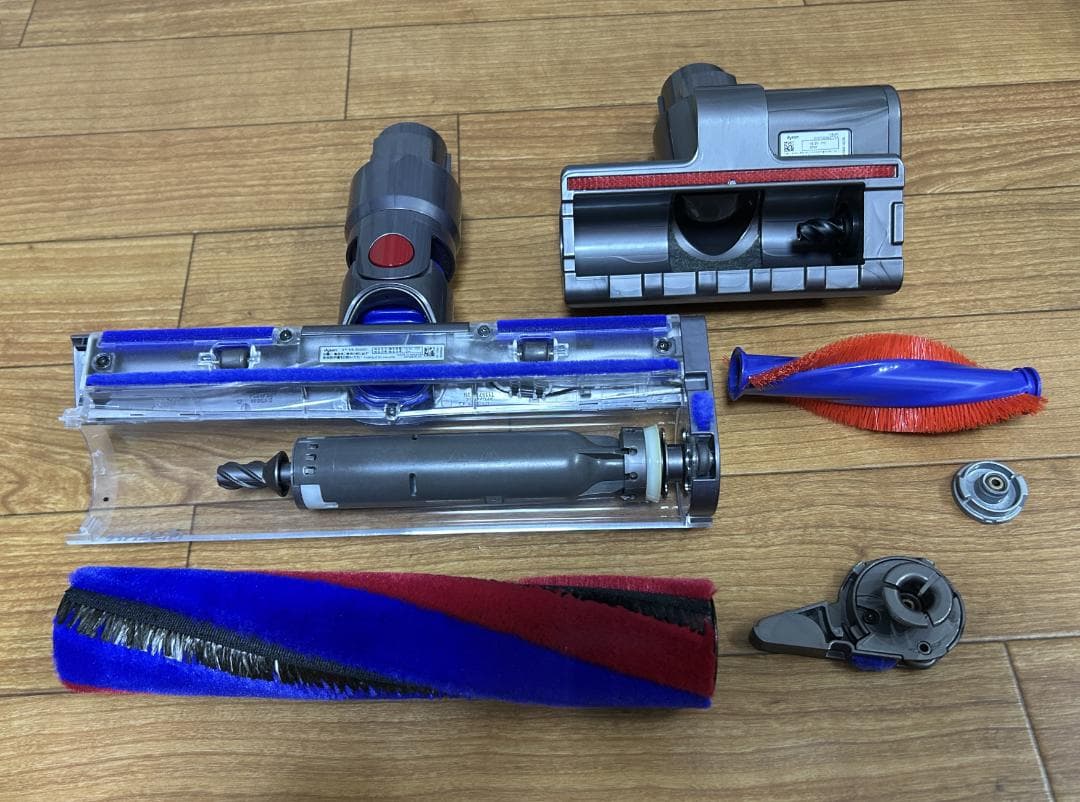【使用極少】dyson V8 slim 作動良好　【未使用】アクセサリ多数