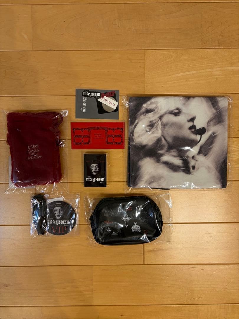 Lady Gaga The MAYHEM Ball VIP GOLD 限定グッズ
