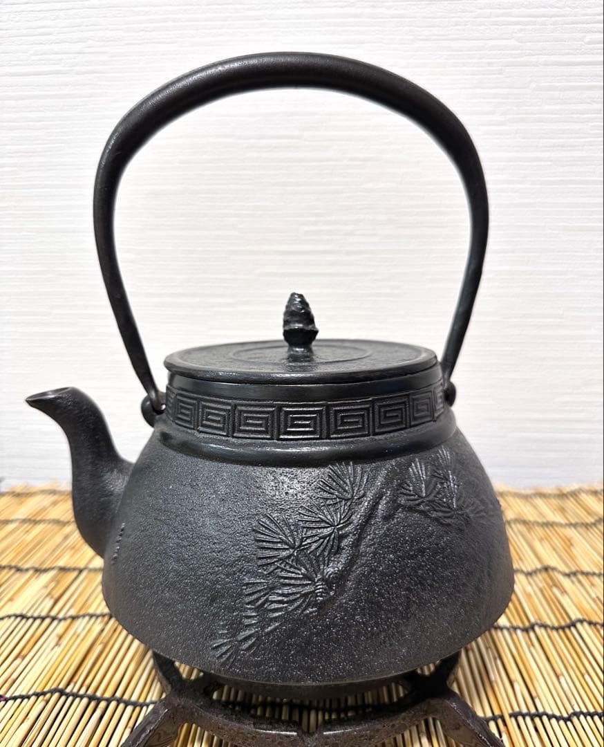 ほぼ未使用品、美品　南部長文堂 コシキ松　南部鉄瓶　南部鉄器　鉄瓶