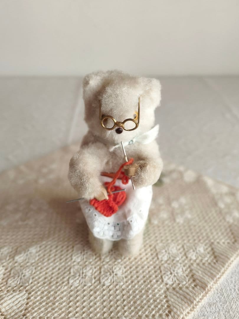 * vintage bear ❀ ゼンマイ仕掛けの 編み物 ネコさん