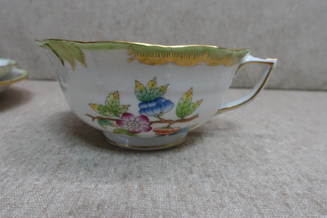 訳あり！ヘレンドヴィクトリア ティーカップ、ソーサー２枚