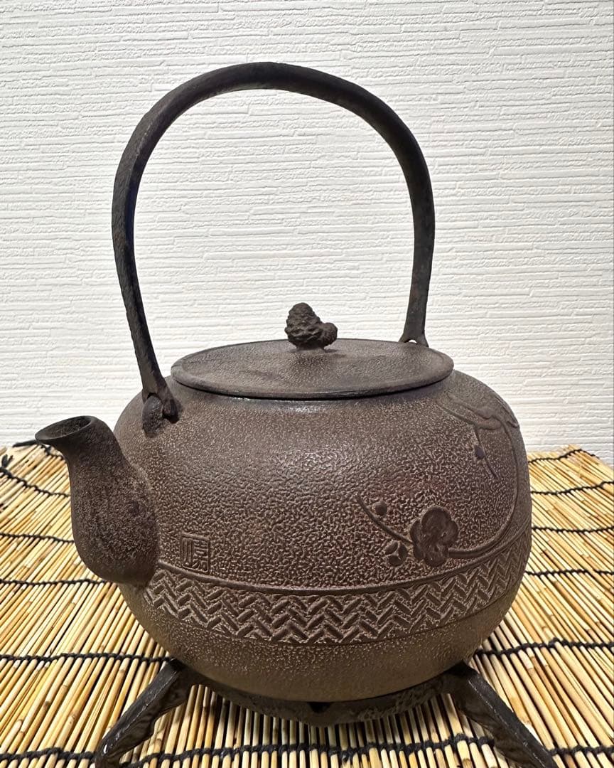 未使用品 山形鋳物師 横倉嘉山作 平鉉梅文様　南部鉄瓶　南部鉄器　調理器具　鉄瓶