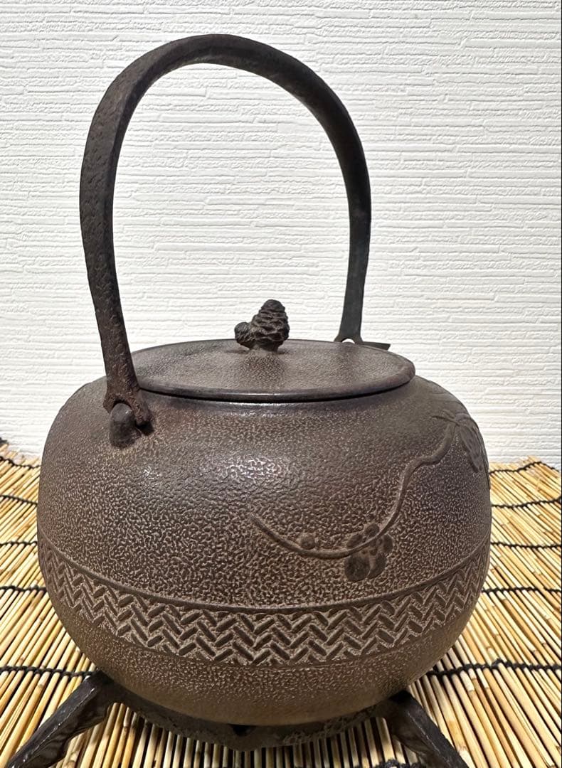 未使用品 山形鋳物師 横倉嘉山作 平鉉梅文様　南部鉄瓶　南部鉄器　調理器具　鉄瓶
