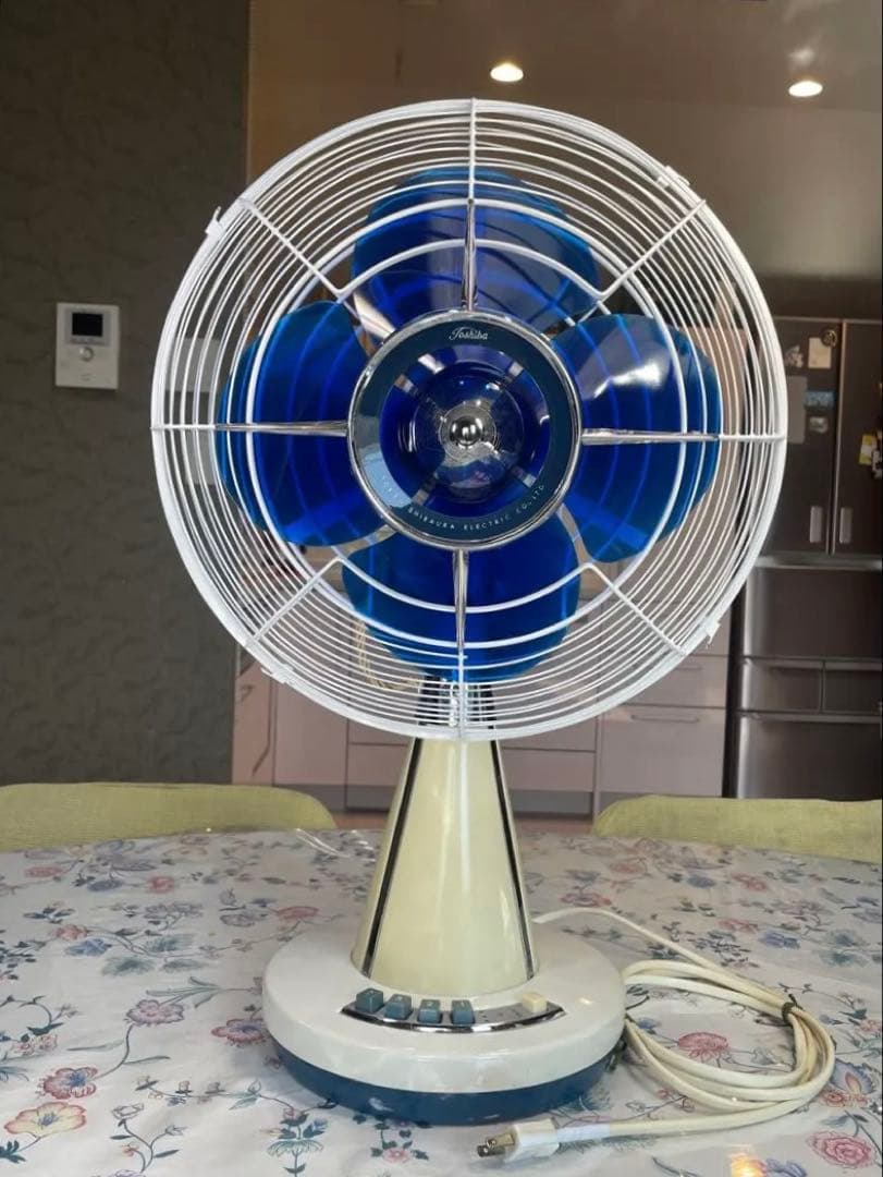 DarkBlue の涼しげな羽根/ランプも光る！ 暑夏をecoに乗切る東芝扇風機