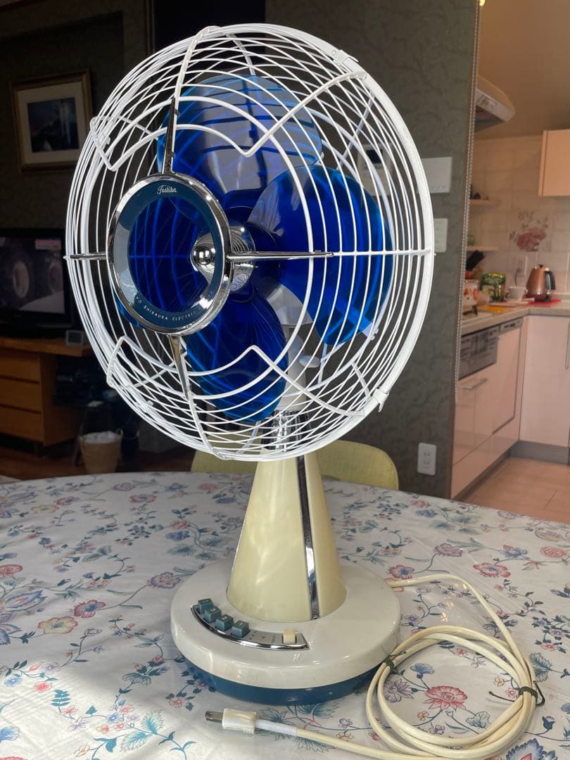DarkBlue の涼しげな羽根/ランプも光る！ 暑夏をecoに乗切る東芝扇風機