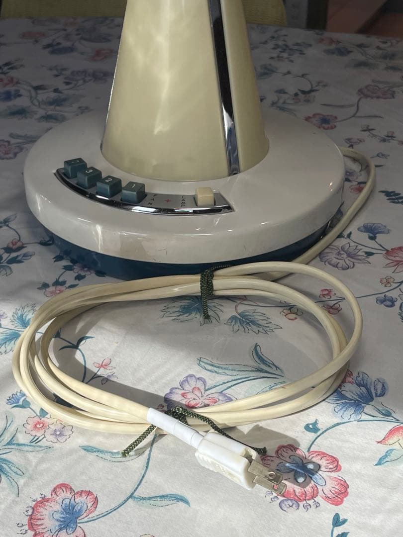 DarkBlue の涼しげな羽根/ランプも光る！ 暑夏をecoに乗切る東芝扇風機