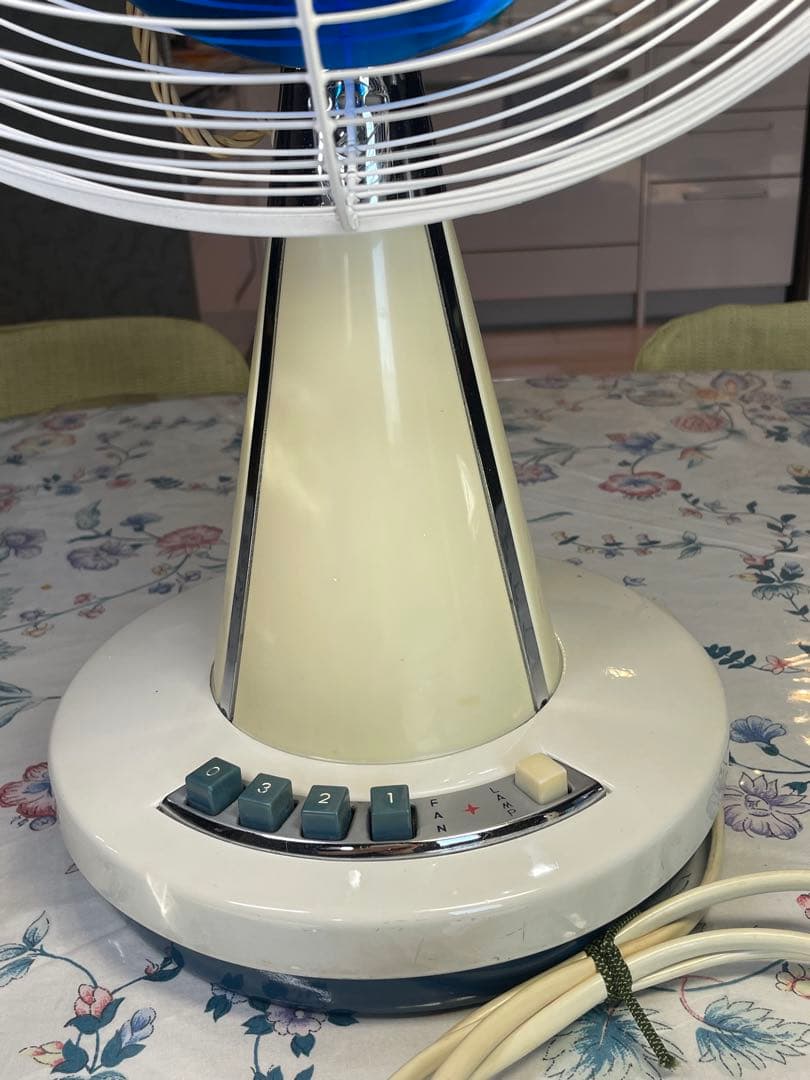 DarkBlue の涼しげな羽根/ランプも光る！ 暑夏をecoに乗切る東芝扇風機