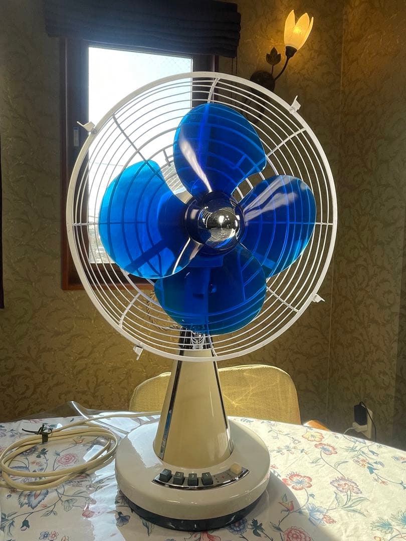 DarkBlue の涼しげな羽根/ランプも光る！ 暑夏をecoに乗切る東芝扇風機