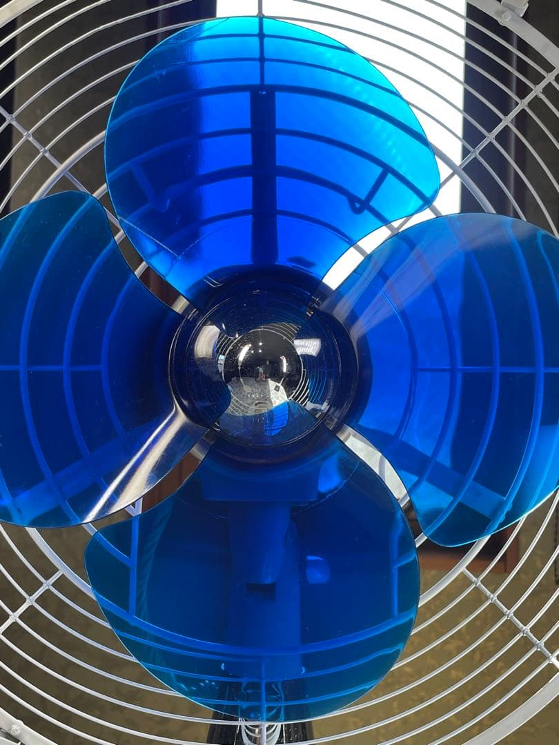 DarkBlue の涼しげな羽根/ランプも光る！ 暑夏をecoに乗切る東芝扇風機