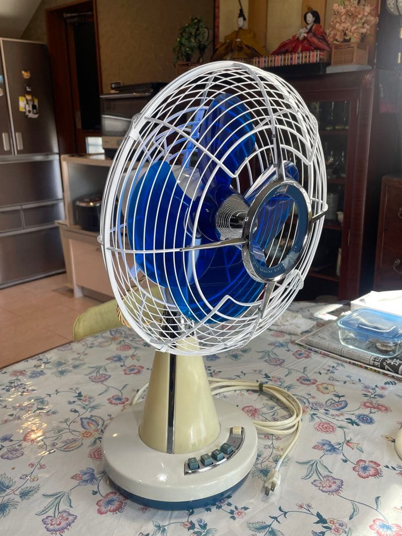 DarkBlue の涼しげな羽根/ランプも光る！ 暑夏をecoに乗切る東芝扇風機