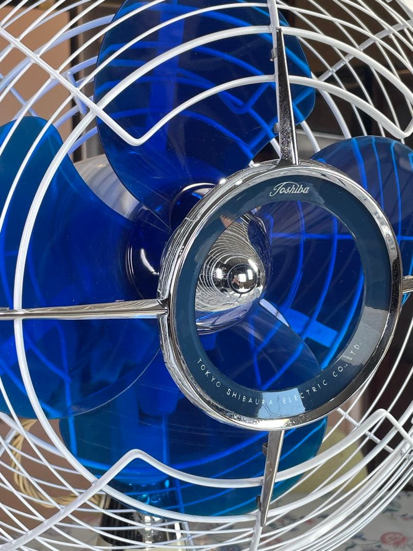 DarkBlue の涼しげな羽根/ランプも光る！ 暑夏をecoに乗切る東芝扇風機