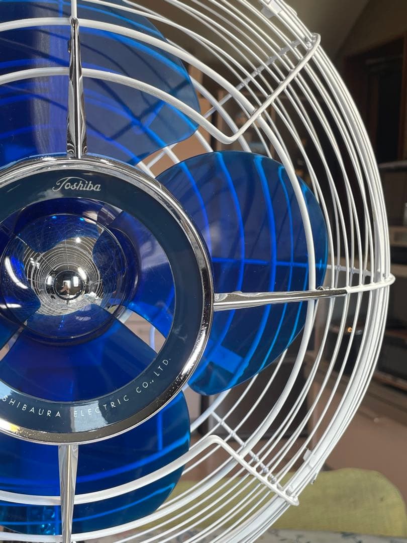 DarkBlue の涼しげな羽根/ランプも光る！ 暑夏をecoに乗切る東芝扇風機