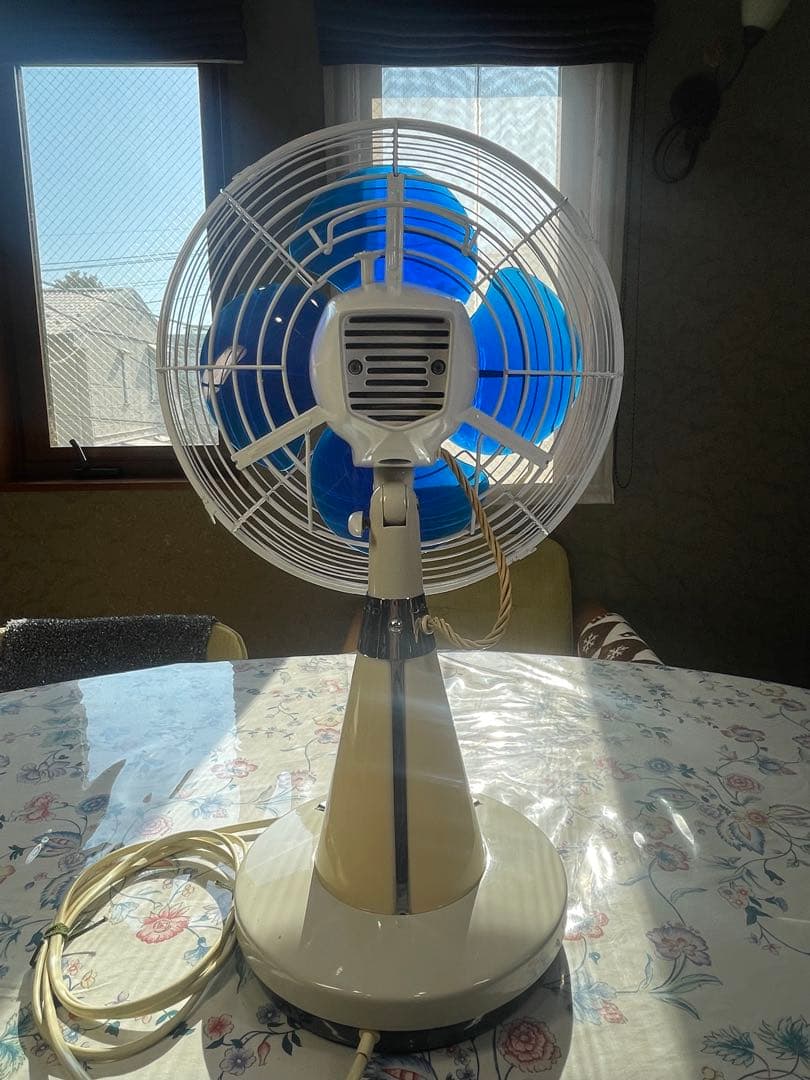 DarkBlue の涼しげな羽根/ランプも光る！ 暑夏をecoに乗切る東芝扇風機