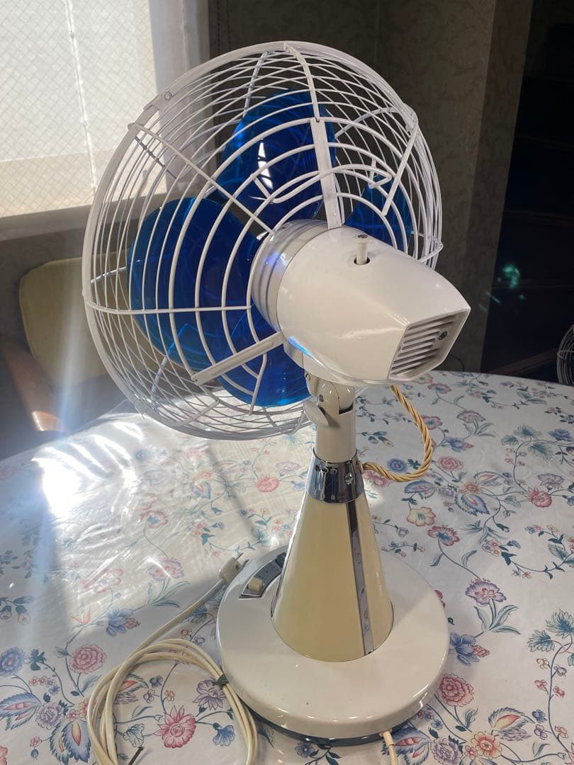 DarkBlue の涼しげな羽根/ランプも光る！ 暑夏をecoに乗切る東芝扇風機