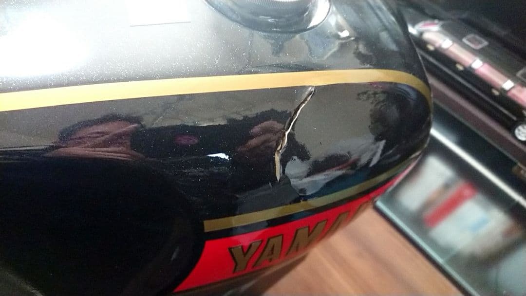 ト*プ様 RZ250タンク、パテにヒビあり。