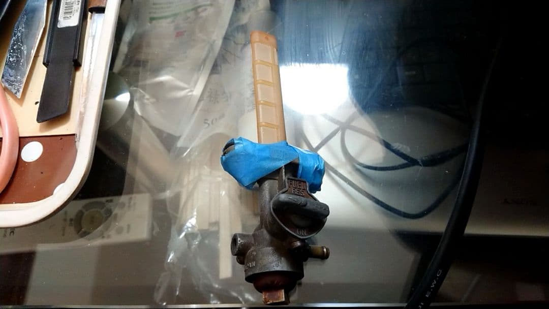 ト*プ様 RZ250タンク、パテにヒビあり。