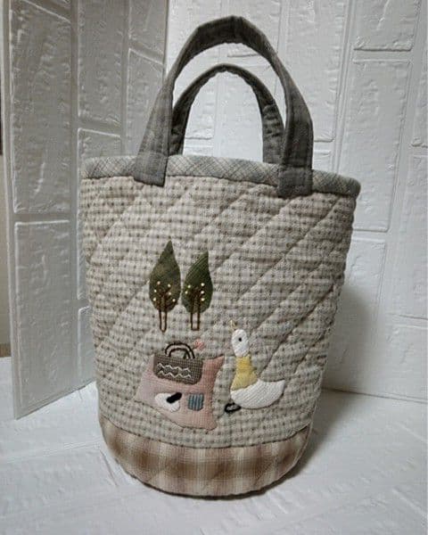 【パッチワークキルト】 アップリケ&刺繍丸底バッグ 《ピクニック》残1点