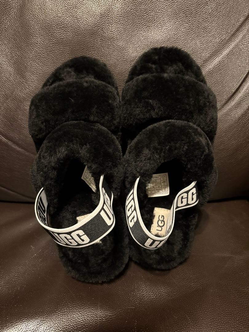 土日限定お値下げ中‼️UGG ブラックファーサンダル