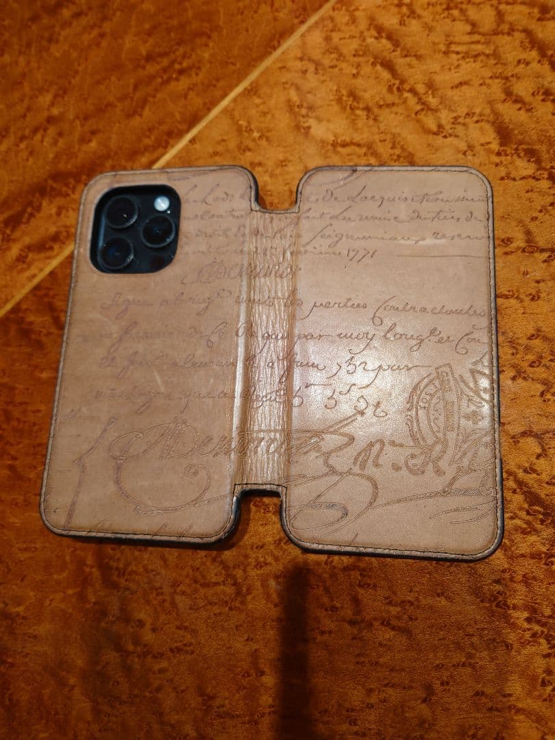 BERLUTI iPhone15pro スマホケース ベルルッティ スクリット