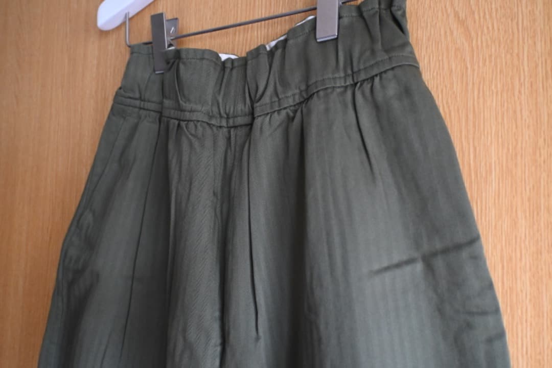 タグ付き. FIRMUM カーキパンツ. ヘリンボーン